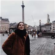 chica joven con experiencia de dos años en el extranjero ofrece clases de inglés a niños